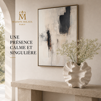 Tableau Abstrait Beige & Noir – Élégance Contemporaine – Maison Milaya — mise en scène dans un intérieur élégant