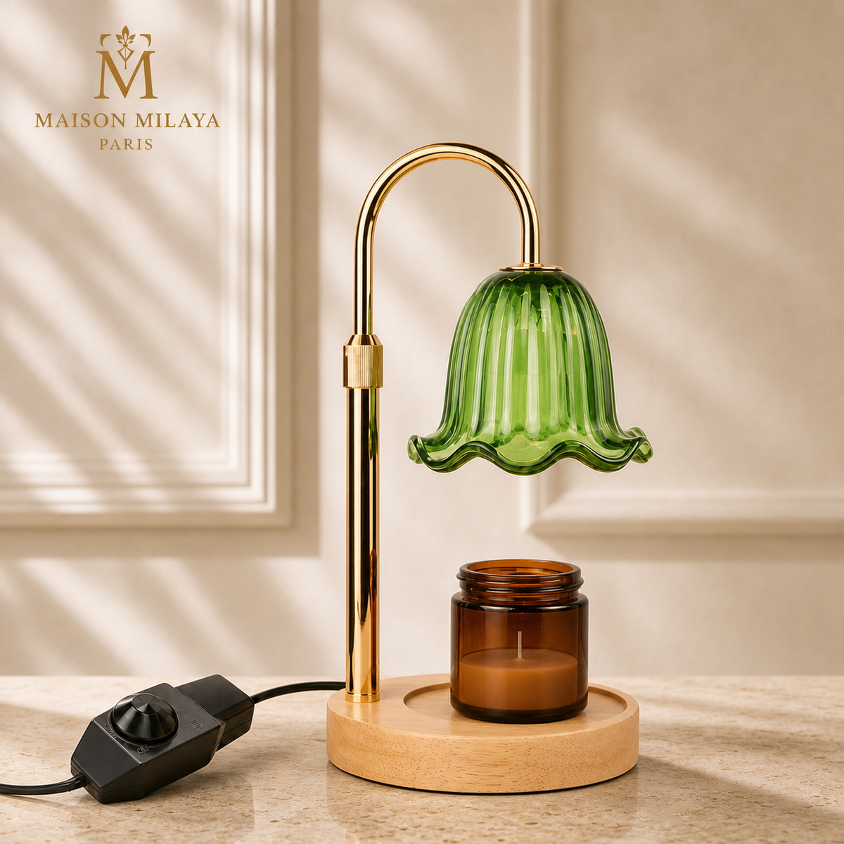 Lampe chauffe-bougie à variateur vert émeraude, base bois clair – Maison Milaya Paris