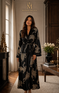 Femme portant le Kimono Long Signature Léopard noir – Maison Milaya Paris