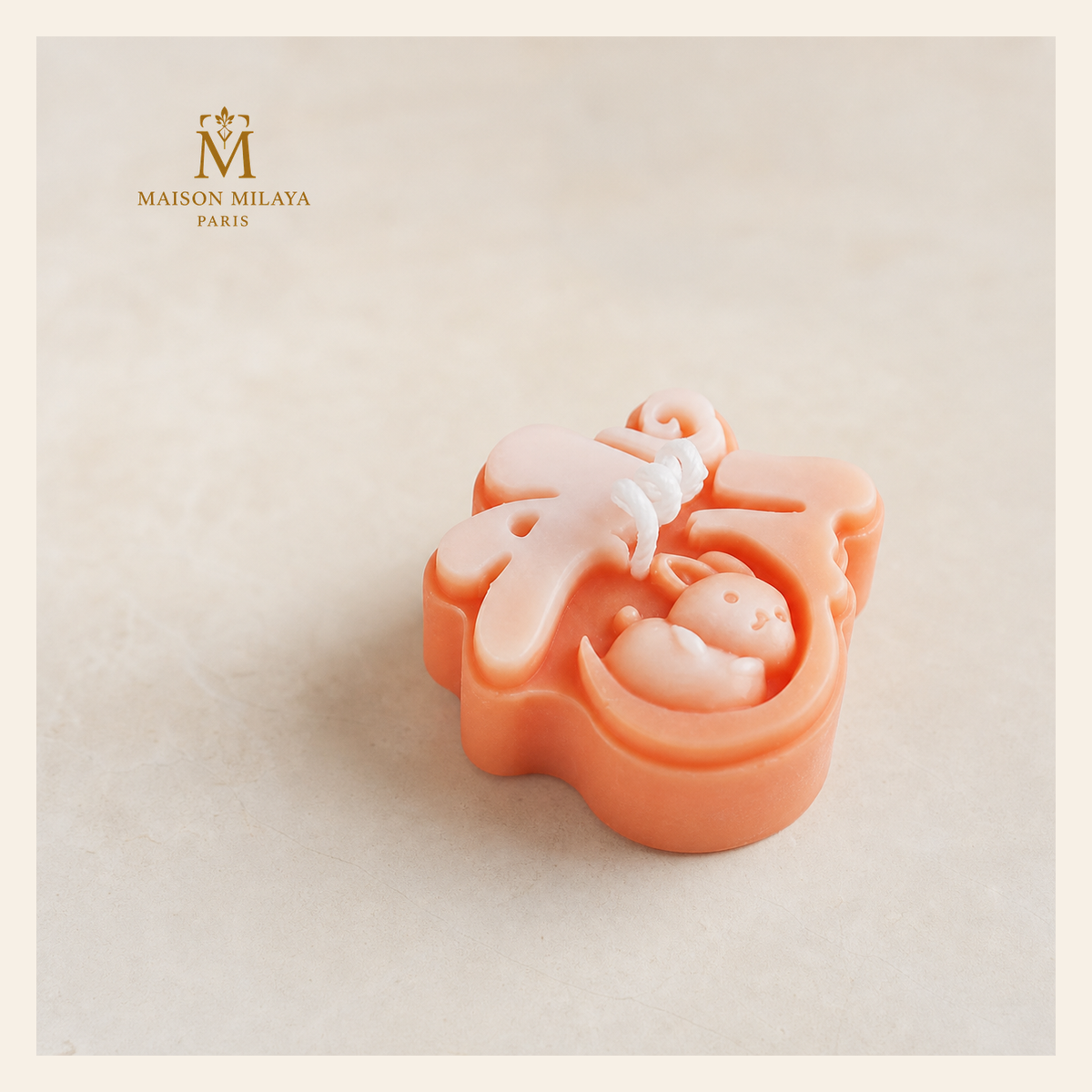 Skulpturierte Mondkerze aus Sojawachs — Glückshase — Osmanthus | Maison Milaya