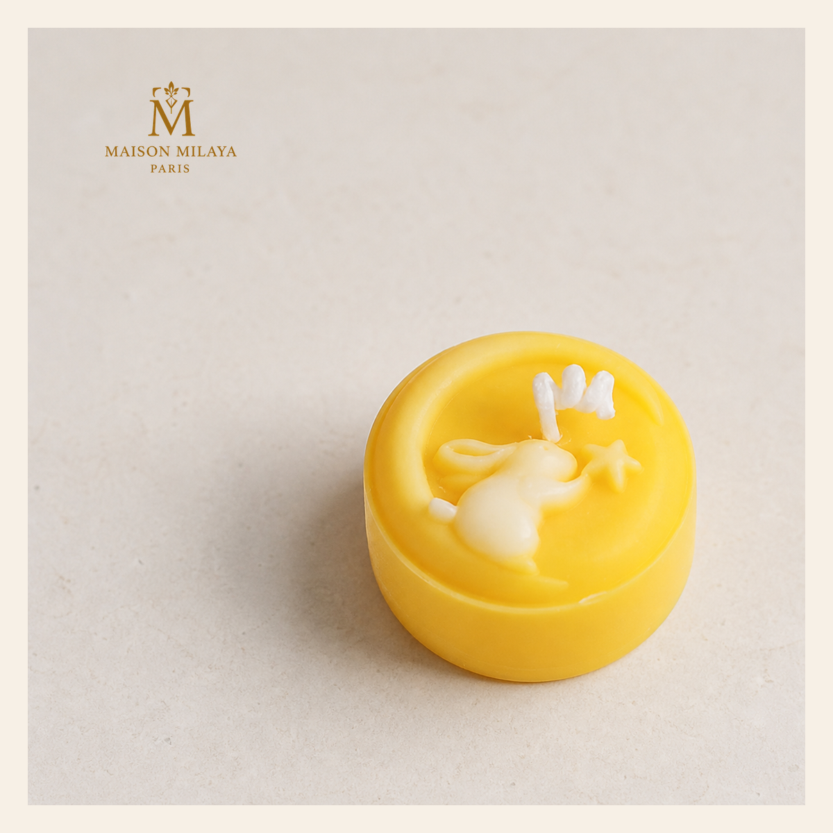 Skulpturierte Mondkerze aus Sojawachs — Mondhase — Osmanthus | Maison Milaya