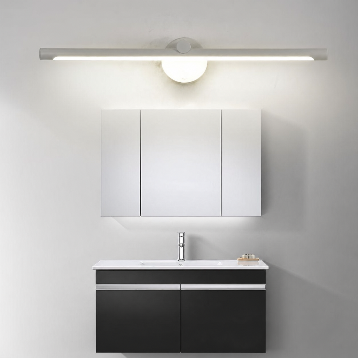 Lampada LED da parete per specchio — finitura bianca, comando standard