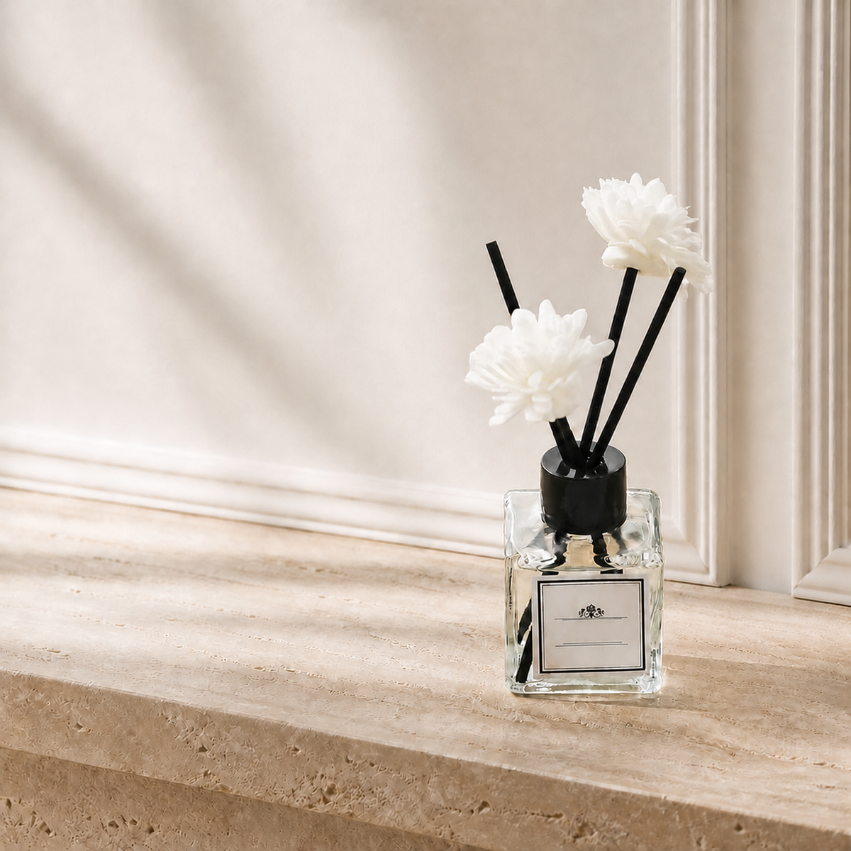 Diffuseur de parfum d’intérieur 50 ml Maison Milaya Paris sur une console en travertin ivoire