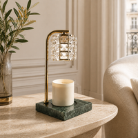 Lampe chauffe-bougie carrée facettée dans un intérieur beige élégant