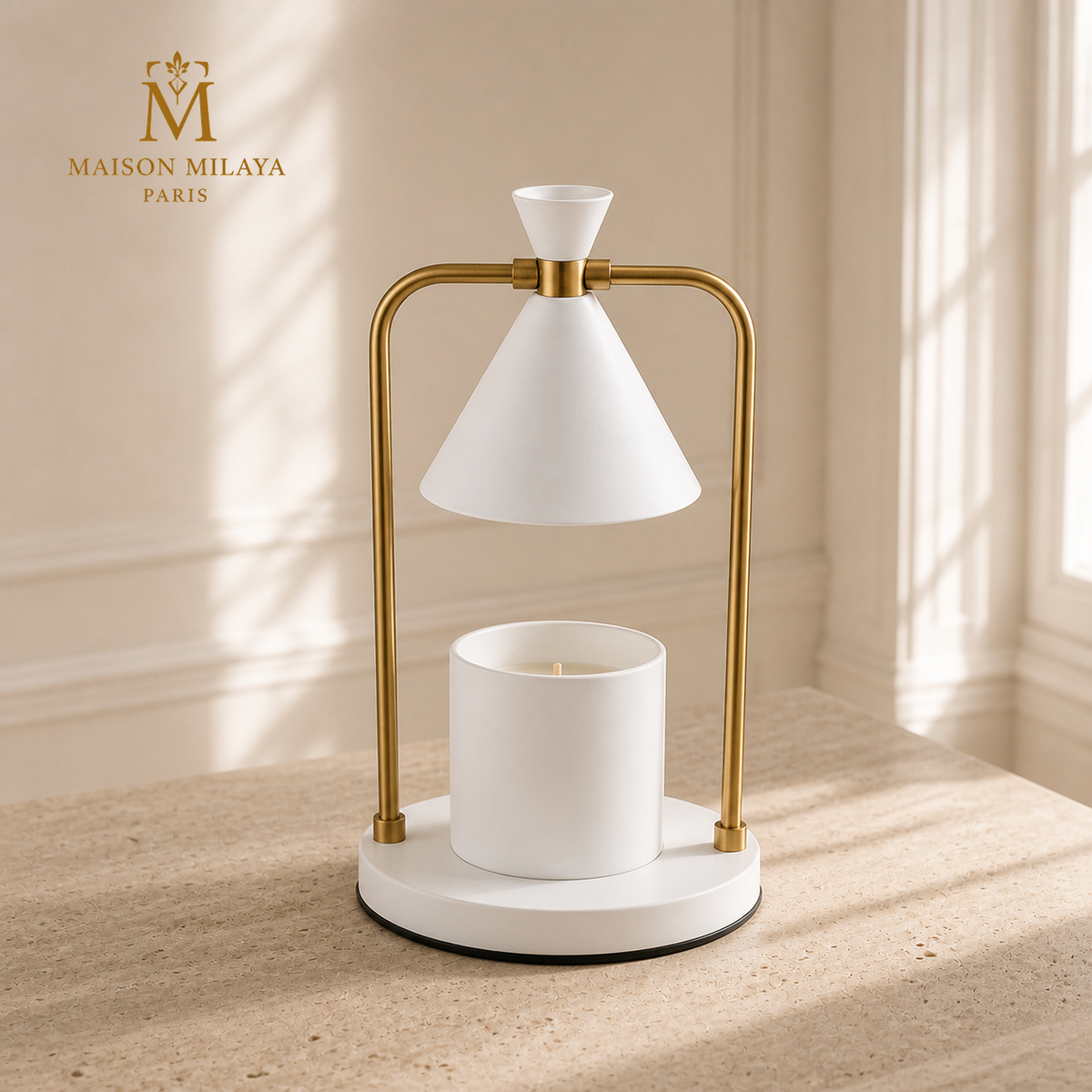 Lampe chauffe-bougie conique blanche, structure dorée et base ronde blanche, avec bougie éteinte
