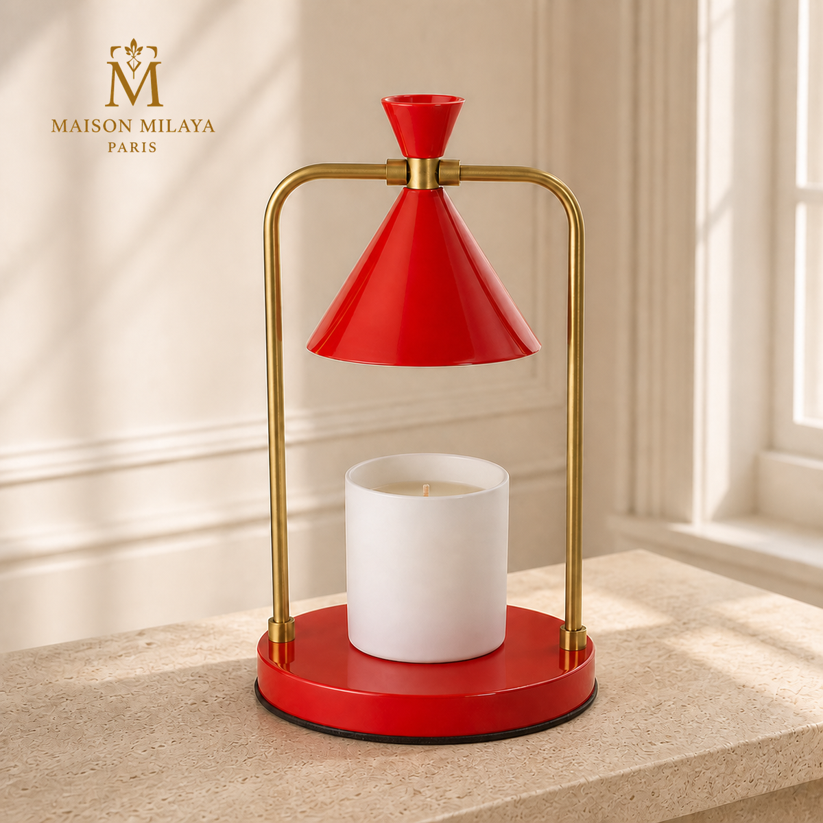 Lampe chauffe-bougie conique rouge, structure dorée et base ronde rouge, avec bougie éteinte
