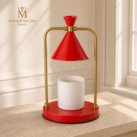 Lampe chauffe-bougie conique rouge, structure dorée et base ronde rouge, avec bougie éteinte