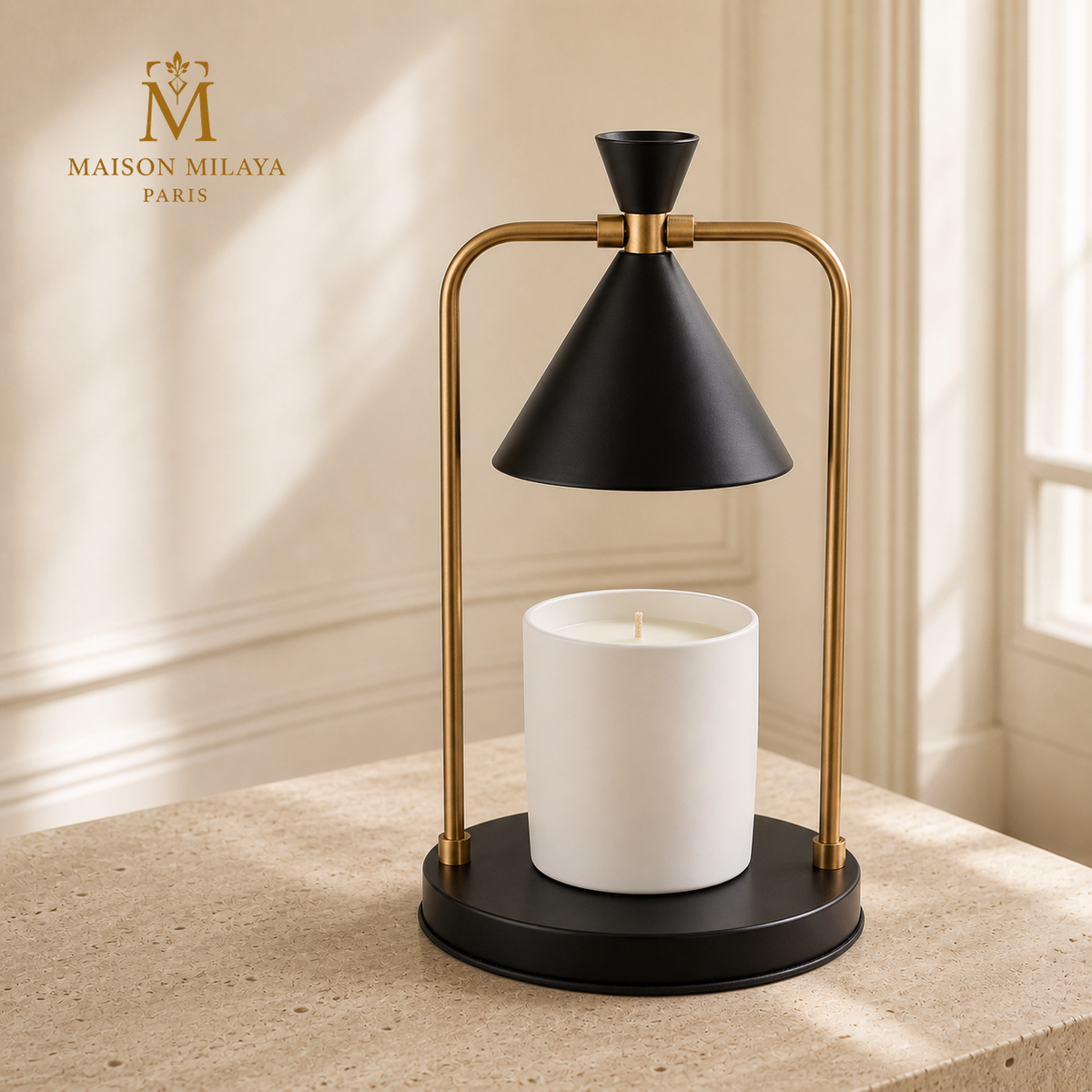 Lampe chauffe-bougie conique noire, structure dorée et base ronde noire, avec bougie éteinte