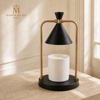Lampe chauffe-bougie conique noire, structure dorée et base ronde noire, avec bougie éteinte