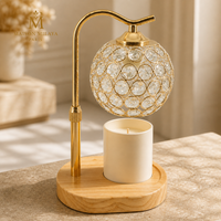 Détail de la lampe chauffe-bougie à abat-jour rond facetté et base en bois
