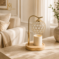 Lampe chauffe-bougie ronde facettée dans un intérieur beige élégant