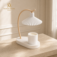 Lampe chauffe-bougie à abat-jour plissé clair et base blanche