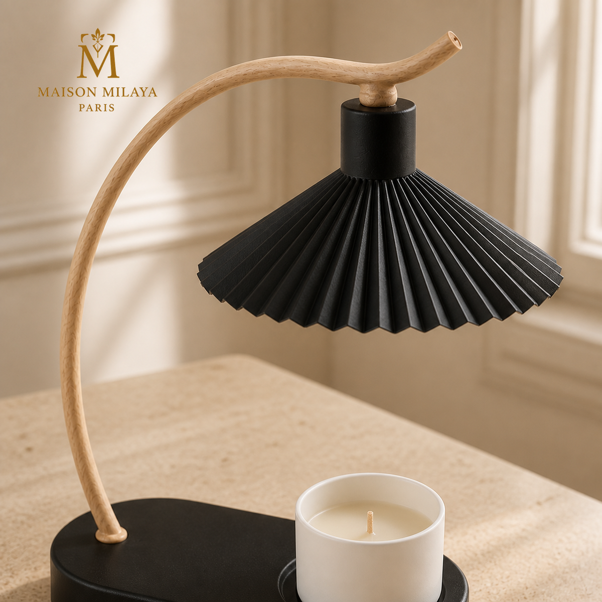 Détail de l’abat-jour plissé noir de la lampe chauffe-bougie