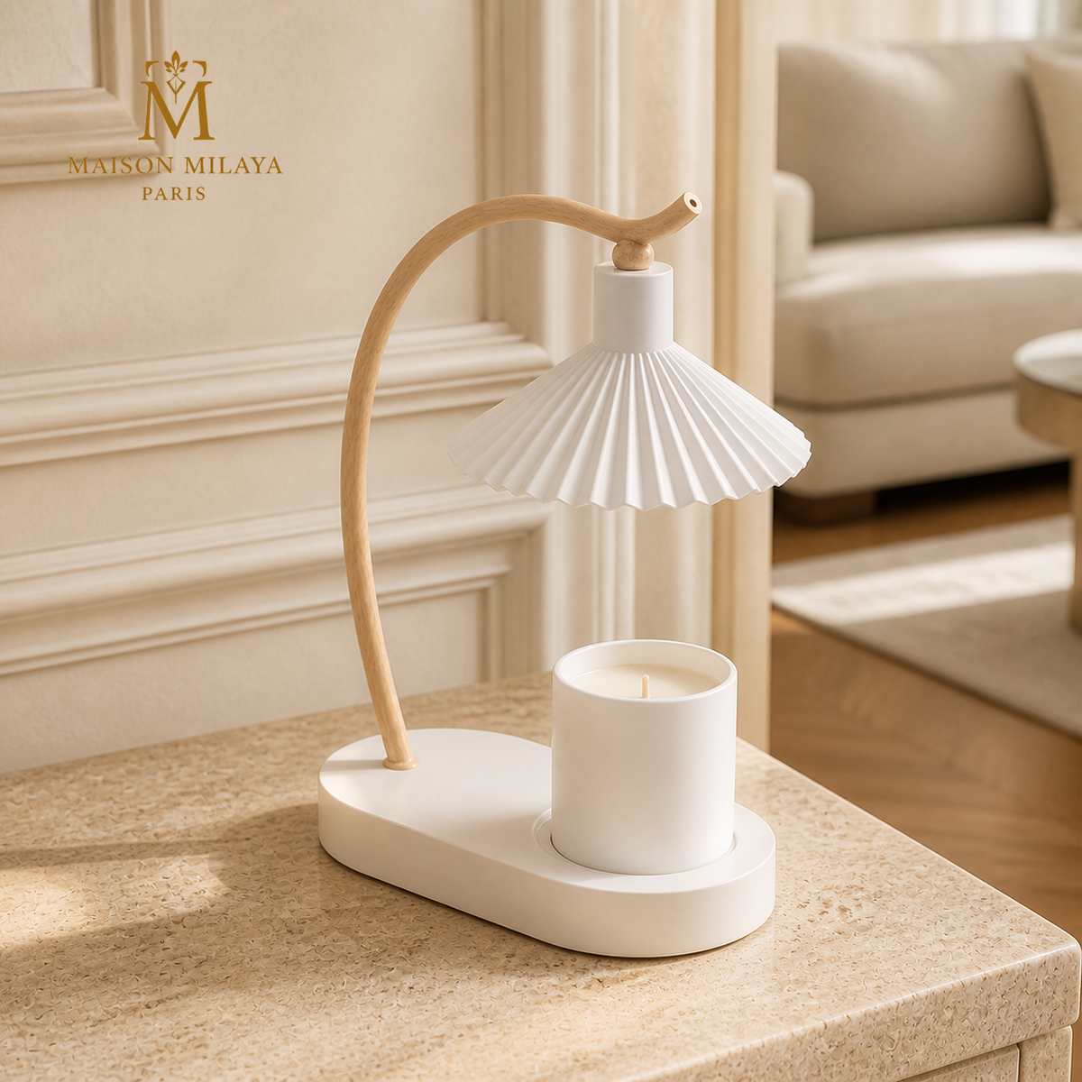 Lampe chauffe-bougie plissée claire dans un intérieur parisien