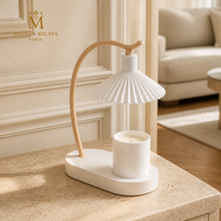 Lampe chauffe-bougie plissée claire dans un intérieur parisien