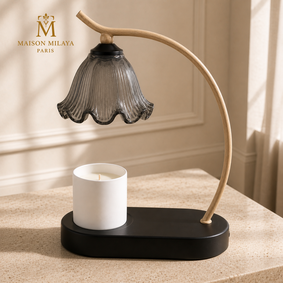 Détail de l’abat-jour en verre gris fumé de la lampe chauffe-bougie