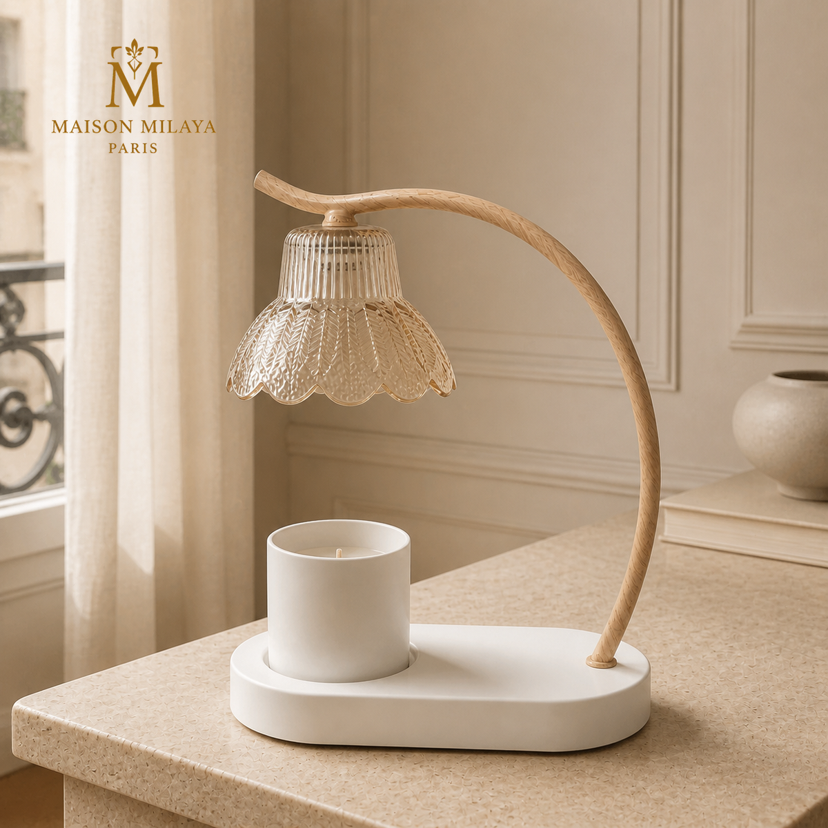 Lampe chauffe-bougie en verre champagne dans un intérieur parisien