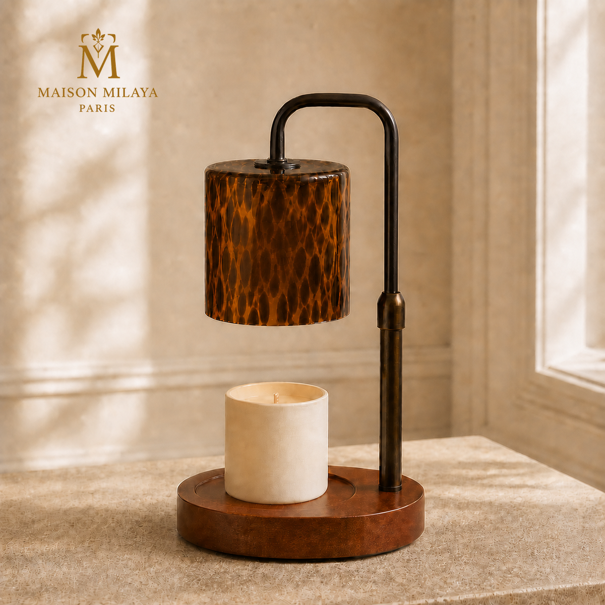 Lampe chauffe-bougie en verre ambré motif léopard avec base effet noyer