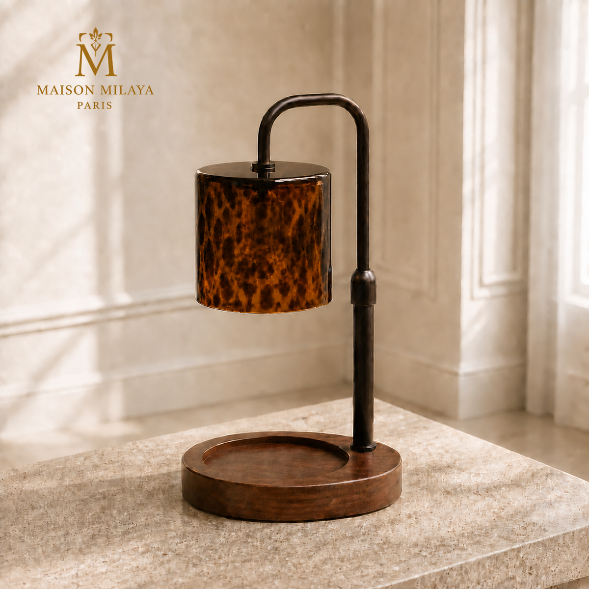 Vue trois-quarts de la lampe chauffe-bougie en verre ambré, sans bougie