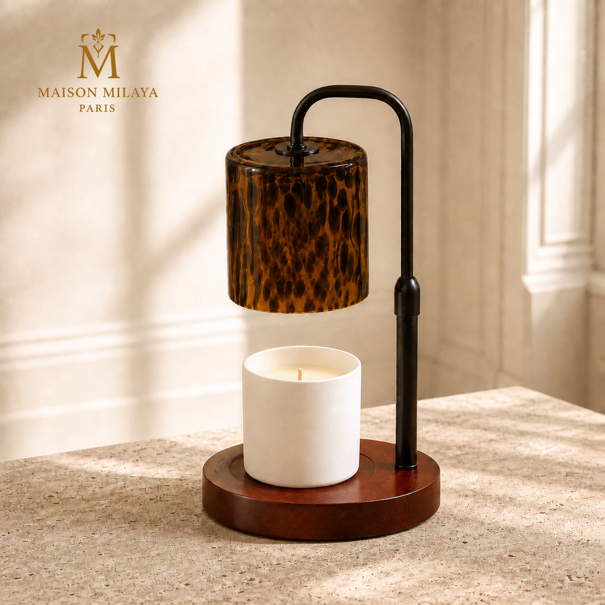 Lampe chauffe-bougie en verre ambré avec bougie éteinte en situation