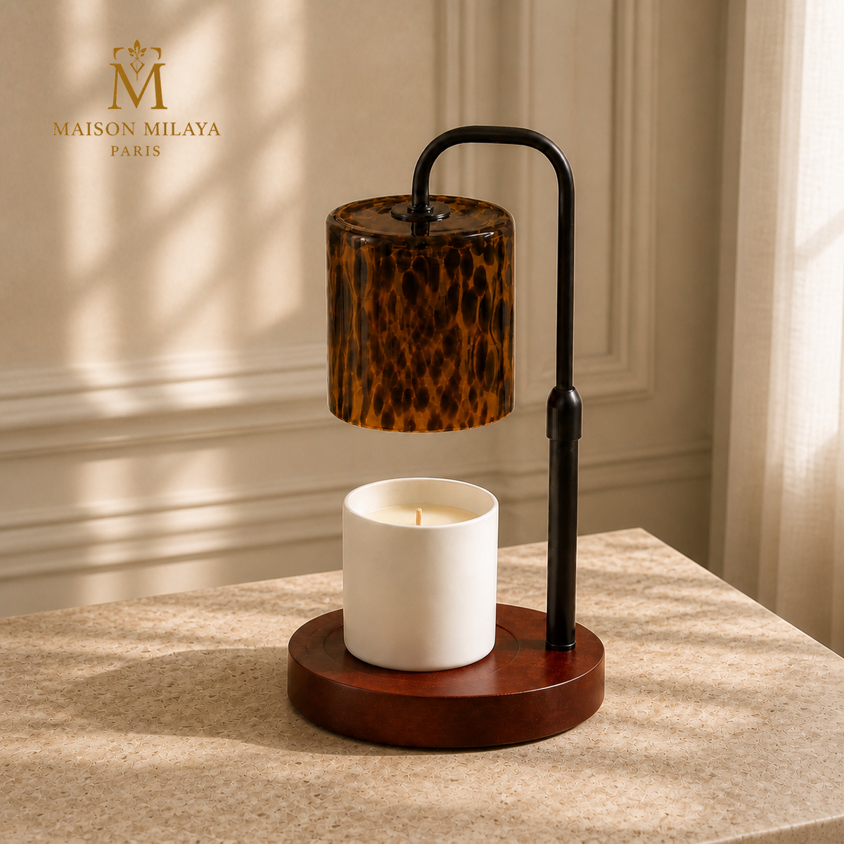 Lampe chauffe-bougie en verre ambré dans un intérieur beige lumineux