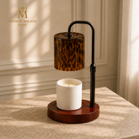 Lampe chauffe-bougie en verre ambré dans un intérieur beige lumineux