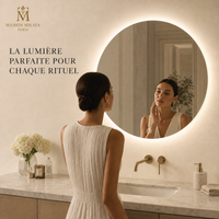 Femme devant un miroir rond LED tactile Maison Milaya Paris