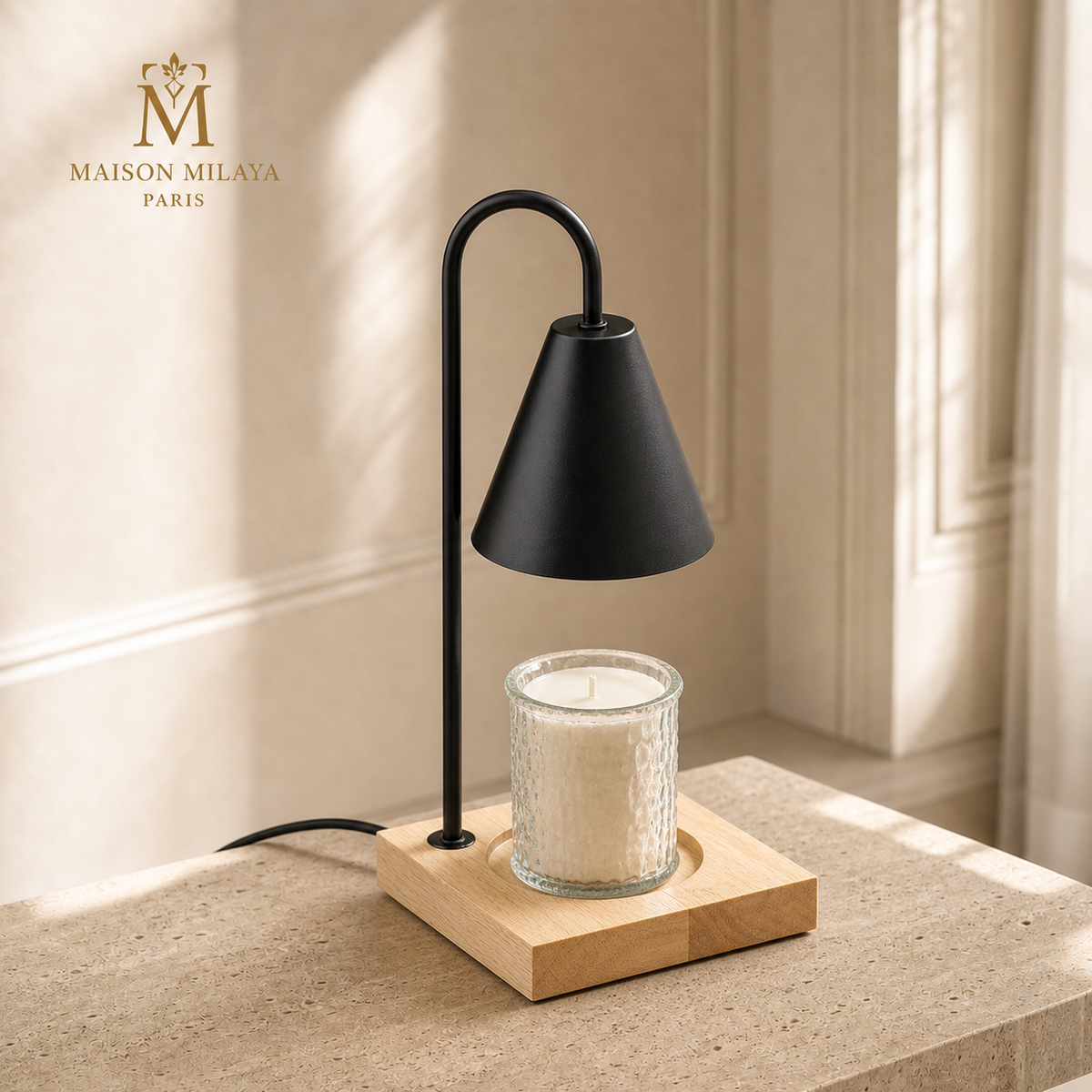 Lampe chauffe-bougie minimaliste noir mat, base chêne clair – Maison Milaya Paris